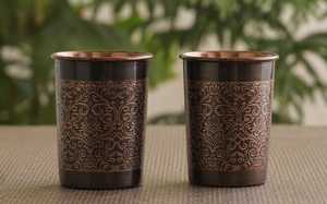 Set de Regalo Ayurvédico con Botella de Cobre 100% Puro y 2 Vasos de Cobre, Botella de Agua de Cobre Grabada a Mano para Bienestar - Product Image 2