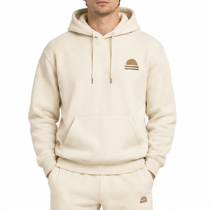 Conjunto Deportivo Clásico para Hombre en Color Beige Arena con Capucha y Forro Polar, Sudadera con Estampado Minimalista en el Pecho y Pantalones Deportivos a Juego - Product Image 3