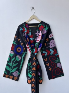 เสื้อคลุมกิโมโนปักลายซูซานีทำมือจากผ้าฝ้ายสำหรับผู้หญิง คอวี พร้อมเข็มขัด - Product Image 6