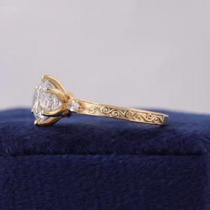 Anillo de compromiso de diamante de corte redondo en oro amarillo macizo con engaste de múltiples puntas, detalles laterales en forma de pera, banda de filigrana vintage sencilla y solitario. - Product Image 2