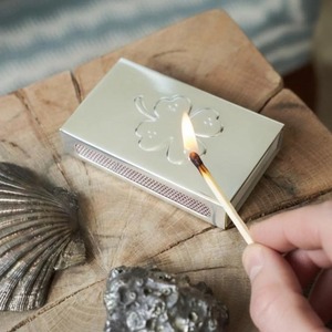 Boîte d'allumettes moderne en cuivre avec logo en relief, allumettes de sécurité durables pour usage domestique - Product Image 5