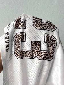 Maillot de football court en maille blanche à faible MOQ, imprimé léopard 23, streetwear pour femme, fabricant OEM en gros sous marque privée - Product Image 2