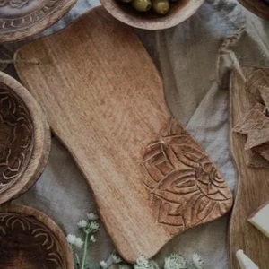 Planche à découper en bois d'acacia moderne, profilé incurvé, gravure manuelle de mandala aux coins, durable, sans danger pour les aliments. - Product Image 4