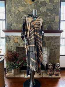 Vestido Caftán de Rayón Color Marrón Arena con Estampado Shibori Tie Dye, Estilo Boho, Arte Vestible, Corte Holgado - Product Image 5