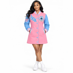 Chaqueta Varsity para Mujer, Estilo Letterman, Larga, con Botones a Presión, Mangas en Contraste, Cuello Acanalado a Rayas, Logotipo Personalizado Bordado - Product Image 3