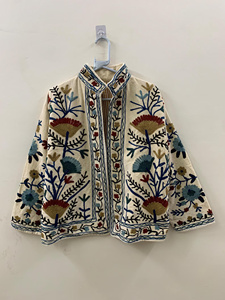 เสื้อแจ็คเก็ตกำมะหยี่ปักลายซูซานีพรีเมียมสำหรับผู้หญิง สีขาว ลายดอกไม้ สไตล์โบโฮ ทำมือ ลายชนเผ่า เสื้อแจ็คเก็ตสั้น ของขวัญสุดเพอร์เฟกต์สำหรับเธอ - Product Image 2