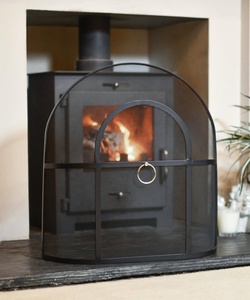 Protector de chimenea metálico con arco de catedral, puerta de acceso abatible, malla fina, protector contra chispas, escudo de seguridad para chimenea independiente - Product Image 1