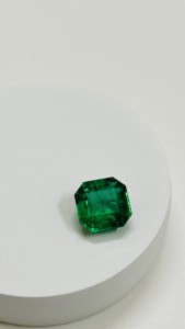 มรกตธรรมชาติ 4.51 กะรัต ทรงสี่เหลี่ยมเจียระไนแบบ Emerald Cut เกรด AAA+ รับรองโดย IGI ต้นกำเนิดจากแซมเบีย ความใสเยี่ยม สีเขียวเข้ม ประกายสวยงาม ซาดิยา - Product Image 2