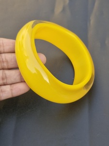 Bracelet rond en résine jaune, bijoux artisanaux de forme circulaire faits à la main - Product Image 1