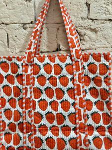Sac fourre-tout matelassé en toile de coton Maa Unique à imprimé blocs fraises pour femme, avec fermeture éclair et chaînes, idéal pour le shopping quotidien - Product Image 4