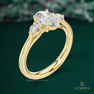Bague de fiançailles de luxe en or massif pour femme, avec trois pierres ovales en diamant de laboratoire et alliance intemporelle - Product Image 5