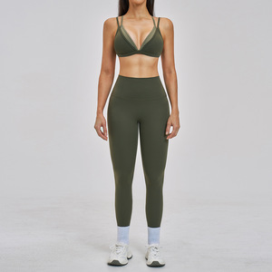 Ensemble de yoga sans couture vert olive taille haute 3 pièces : crop top, short et soutien-gorge de sport respirant 100 % polyester à col en V - Product Image 3