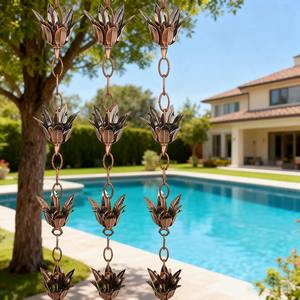 Cadena de lluvia con forma de flor, perfecta para decoración de jardines exteriores con temática floral y como acento decorativo para entradas y caminos, procedente de la India. - Product Image 2