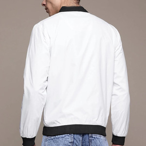 เสื้อแจ็คเก็ตบอมเบอร์สีขาวสำหรับผู้ชาย คอตั้ง ซิปปิด ทรงลำลอง ใส่ได้ในฤดูใบไม้ร่วง ทรงปกติ ผลิตจากวัสดุโพลีเอสเตอร์ - Product Image 3