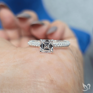 แหวนเพชรทรง Asscher 1 กะรัต เพาะเลี้ยงในห้องปฏิบัติการ ดีไซน์สามแถวแบบ Pave Band สไตล์วินเทจ รูปทรงเรขาคณิต สำหรับเจ้าสาว ทำจากทองคำขาว 10K - Product Image 4