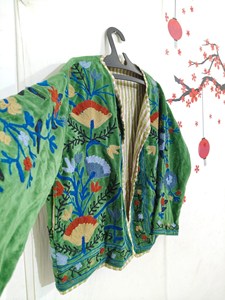 เสื้อแจ็คเก็ตกำมะหยี่สีเขียวปักลายดอกไม้สำหรับผู้หญิง งานแฮนด์เมด ดีไซน์สวนดอกไม้ สไตล์โบโฮ เอธนิค วินเทจ แบบเปิดด้านหน้า - Product Image 2