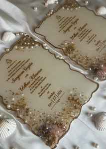 Tarjeta de Invitación de Lujo en Acrílico Rosa para Boda/Cumpleaños/Navidad, Borde de Perlas, Flores Secas, Ecológica, Moderna, Personalizada, Impresión UV - Product Image 2