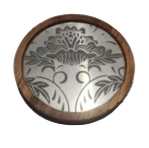 Sous-verres ronds en métal gravés à la main avec bordure en bois pour la maison, l'hôtel, le restaurant, cadeaux parfaits, tapis et coussinets - Product Image 1