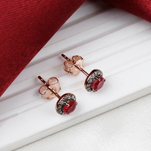 Vente en gros de boucles d'oreilles clous en argent sterling 925 plaqué or rose avec halo de diamants et rubis naturels ronds, Memoria Jewels - Product Image 2