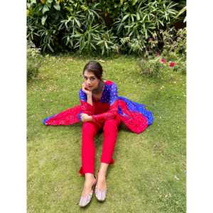 Ensemble de costume Bandhej exclusif en rouge, bleu et multicolore, élégant et stylé - Product Image 1