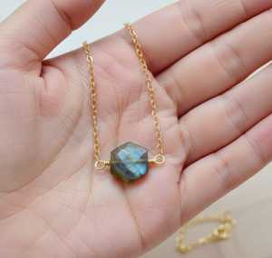 Collier hexagonal en labradorite naturelle, laiton plaqué or, finition argent et or rose, pendentif personnalisé en pierre précieuse, vente en gros de bijoux - Product Image 3