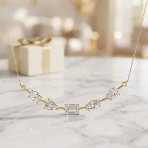 Collar Clásico de Oro Amarillo para Mujer con Diamantes de Corte Mixto, Colgante Ovalado de Esmeralda y Forma de Pera, Certificado IGI, Cadena Clásica para Boda - Product Image 2