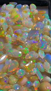 Opales naturelles brutes, formes variées, polies, effet de jeu de couleurs, pour la création de bijoux - Product Image 1