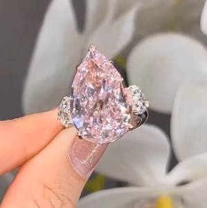 Extraordinaire bague en diamant rose en forme de poire, entourée de diamants blancs en forme de cœur, trois pierres, diamant cultivé en laboratoire, idéale pour offrir. - Product Image 1