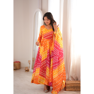Ensemble de robe Kali en organza Tebby imprimé festif avec dupatta décorative assortie de quatre mètres pour célébrations féminines - Product Image 2