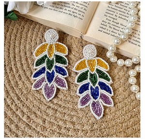 Pendientes de estilo bordado premium, pendientes personalizados con múltiples cuentas, joyería festiva para mujer al mejor precio, pendientes con cuentas. - Product Image 1