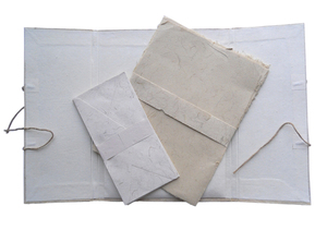 Papiers Premium en chanvre, 10 feuilles de papier à lettres A4 + 5 enveloppes, emballées en ensemble dans une dossier - Product Image 3