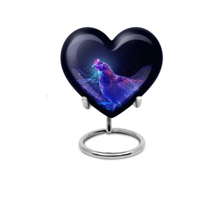 Urne funéraire miniature décorative en métal bleu en forme de cœur, pour cendres humaines d'adulte, avec motif de voiture de course sur la plage. - Product Image 4