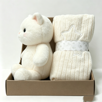Ensemble cadeau personnalisé comprenant un chat en peluche blanc et une couverture tricotée, panier de jouets en peluche pour chaton nouveau-né, peluche ton crème pour baby shower