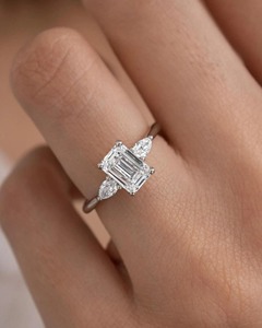 Élégante bague de fiançailles à trois pierres en or blanc 14 carats avec émeraude et diamant de laboratoire en forme de poire 2,40 CT - Product Image 6