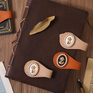 Marcapáginas de cuero premium con diseño de hoja de arce, regalo para estudiantes, profesores y lectores apasionados en todo el mundo, a la venta a un precio asequible. - Product Image 2