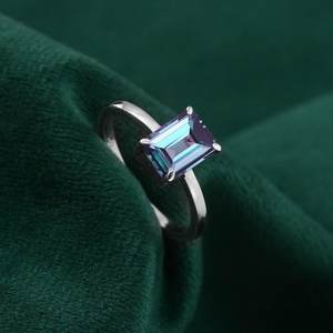 Anillo de Compromiso de Plata de Ley con Alejandrita que Cambia de Color, Certificado IGI, Corte Esmeralda Art Deco, Joyería Hecha a Mano, Regalo para Ella - Product Image 3