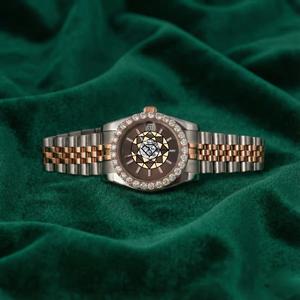 Reloj de Lujo con Cristales de Diamantes, Movimiento de Cuarzo, Acero Inoxidable, Bisel Clásico Simple, Diseño Personalizado de 46 mm - Product Image 1