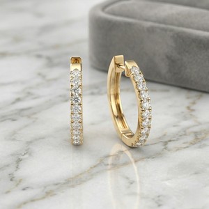 ต่างหูเพชรทรงกลมแบบ Huggie Hoop ประดับเพชรแบบ Pavé น้ำหนักรวม 0.20 กะรัต - Product Image 2