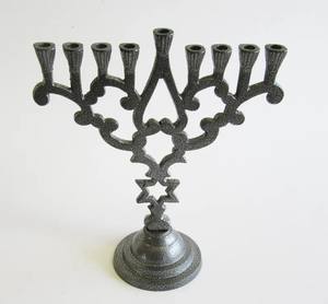 Menorá Minimalista en Forma de Ala Plateada de Nueve Ramas, Portavelas Contemporáneo para Hanukkah Judío - Product Image 3