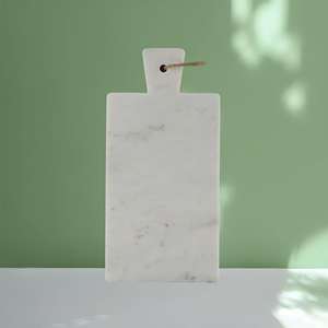 Tabla de cortar de mármol diseñada para chefs que necesitan una superficie duradera para cortar, picar y servir. - Product Image 2