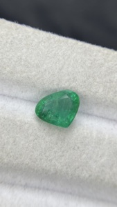 Émeraude naturelle zambienne certifiée, taille cœur, avec une bonne qualité de lustre, pierre précieuse en vrac pour la fabrication de bijoux, 1,36 carat. - Product Image 4