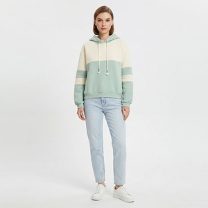 Sudadera con capucha de color verde menta y crema para mujer, con bloques de color en contraste, forro polar y cordón ajustable - Product Image 1