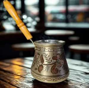 หม้อกาแฟตุรกีแบบแกะสลักสีเงิน ลายลายนูนแบบวินเทจ ใช้กับเตาได้ พร้อมด้ามจับไม้ - Product Image 5