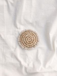 Sous-verres en raphia élégants ornés de coquillages marins, tapis de table écologiques en fibres naturelles tissées style bohème, pour tasses, mugs, décoration de salon tropical ou de plage - Product Image 2