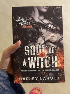 จิตวิญญาณของแม่มด โดย ฮาร์ลีย์ ลารูซ หนังสือปกอ่อนภาษาอังกฤษ นวนิยายโรแมนติกแนวดาร์ก - Product Image 1