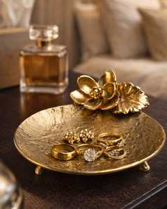 Bol en métal artisanal écologique et durable Golden Blossom Flora avec motif de fleur de lotus sculpté pour la décoration de mariage - Product Image 2