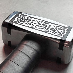 Marteau Viking artisanal en acier au carbone, face rectangulaire, manche en bois, texture antidérapante, design celtique décoratif - Product Image 5