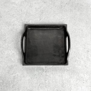 Plateau décoratif carré en fer avec poignées, style industriel, qualité alimentaire, pour restaurants et hôtels, plateaux de service en métal, finition noire - Product Image 1
