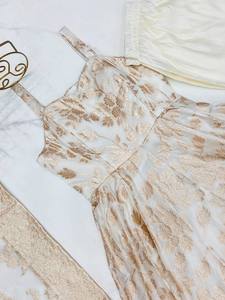 Conjunto de Kurti, Pantalón y Dupatta de Estilo Islámico, Ideal para Fiestas y Eventos, Color Blanco, Diseño con Cuello Redondo, Estampado con Vuelos Grandes - Product Image 6