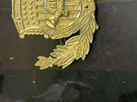 Badge métallique marin personnalisé avec motif drapeau et couronne de lauriers, sur badges moulés sous pression 3D